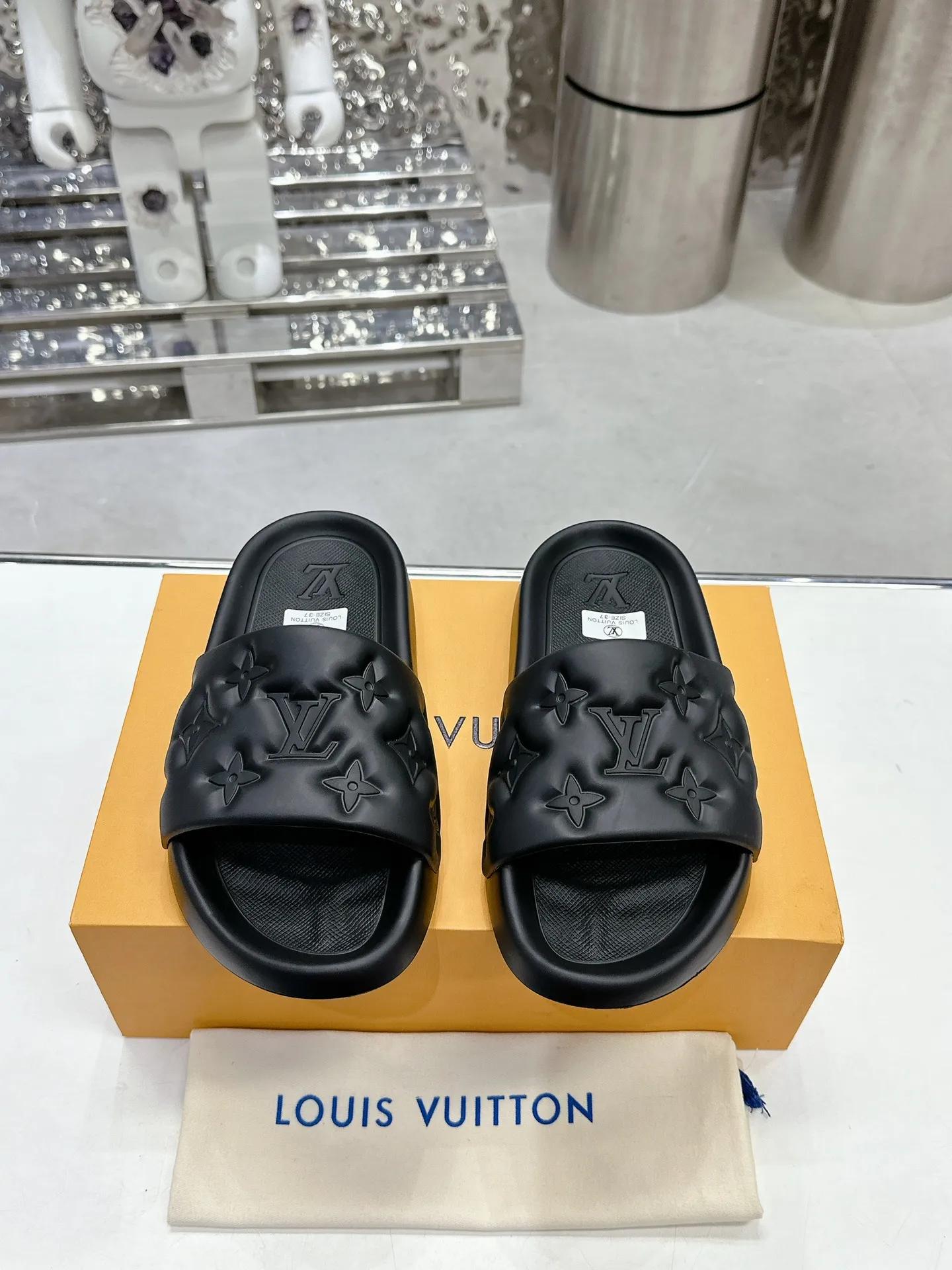 [L Home] P: 280💰 ▪️Shoe size: Women's 35-40 Men's 38-46▪️Packaging: Counter top quality~original packaging 𝟐𝟎𝟐5 Louis Vuitton counter's new embossed slippers, lv monogram embossed slippers, Waterfront sandals are back with a new look, and the upper buckle is embossed with lv's iconic Monogram pattern. Made of waterproof rubber with a comfortable and resilient insole. The lightweight, flexible outsole is embossed with the Louis Vuitton logo. ▪️Fabric: Original molded rubber foam surface ▪️Technology: embossed logo ▪️Sole: Original molded rubber foam outsole ▪️Sole thickness: 3CM.